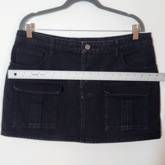 PrettyLittleThing Black Denim Cargo Mini Skirt Size 10 NWT - Picture 5 of 8